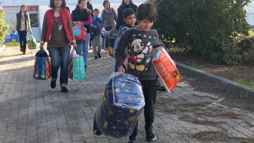 Os alunos ajudaram a transportar os bens essenciais