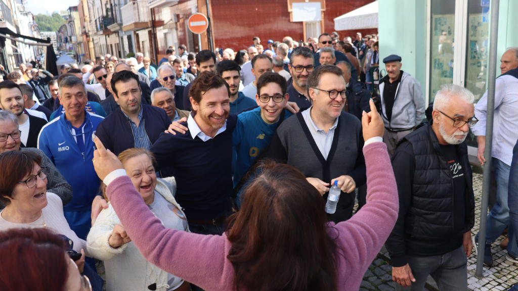 André Villas-Boas recebeu o apoio efusivo dos adeptos do FC Porto, no último domingo, na Afurada.