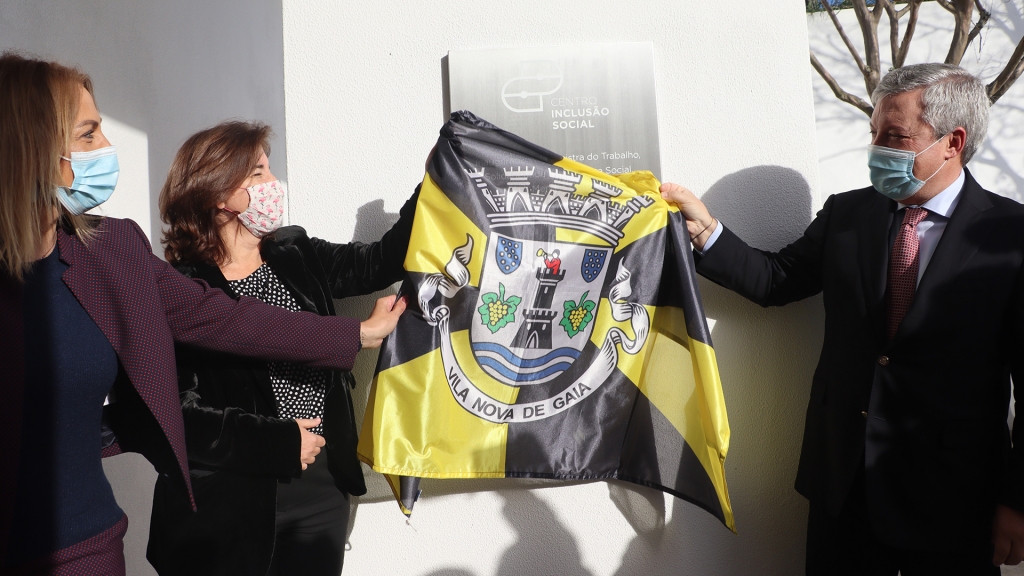 Ana Mendes Godinho, Eduardo Vítor e Marina Mendes descerraram placa de inauguração