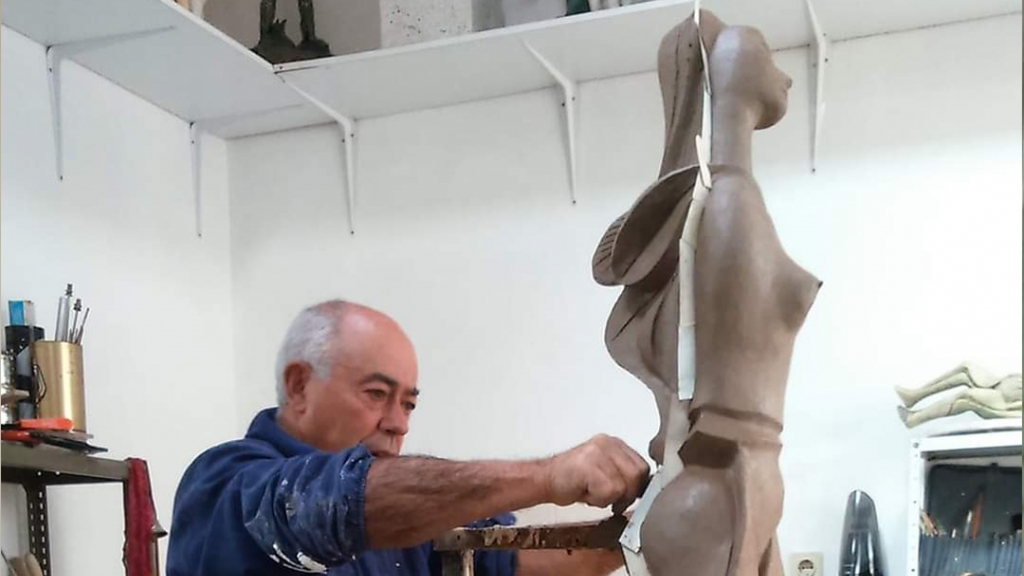 O mestre à volta de uma das esculturas de Margarida Santos