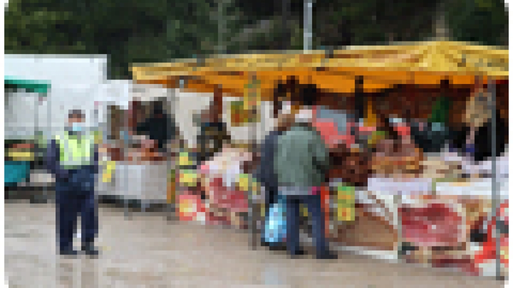 Uma feira só com fruta não presta... tem de ter tudo