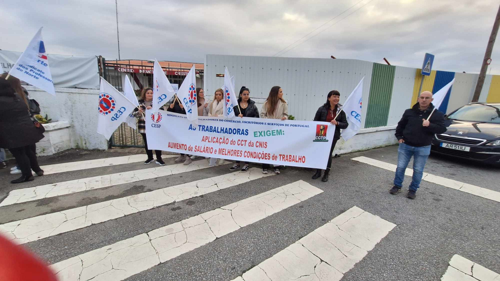 Trabalhadores docentes do Centro Infantil de Crestuma em greve.