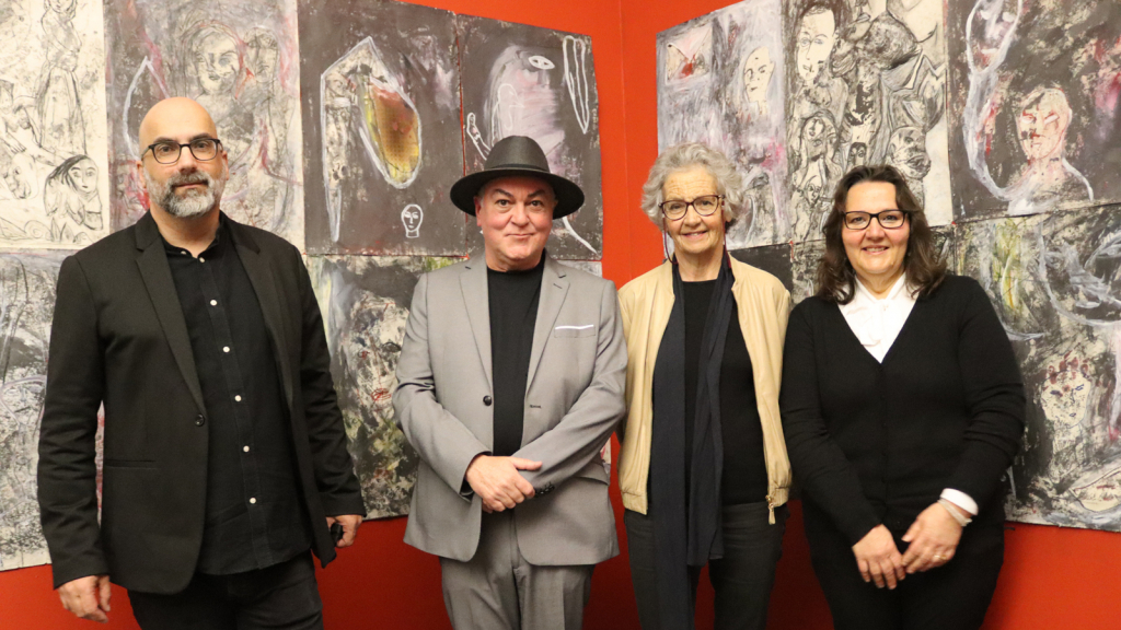 Valter Hugo Mãe, Agostinho Santos, Violante Saramago e Maria de Lourdes Pereira junto a um dos quadros da exposição