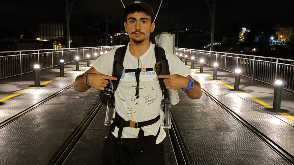 Aos 18 anos, o gaiense Rafel Reis iniciou o desafio solidário na Ponte Luiz I.