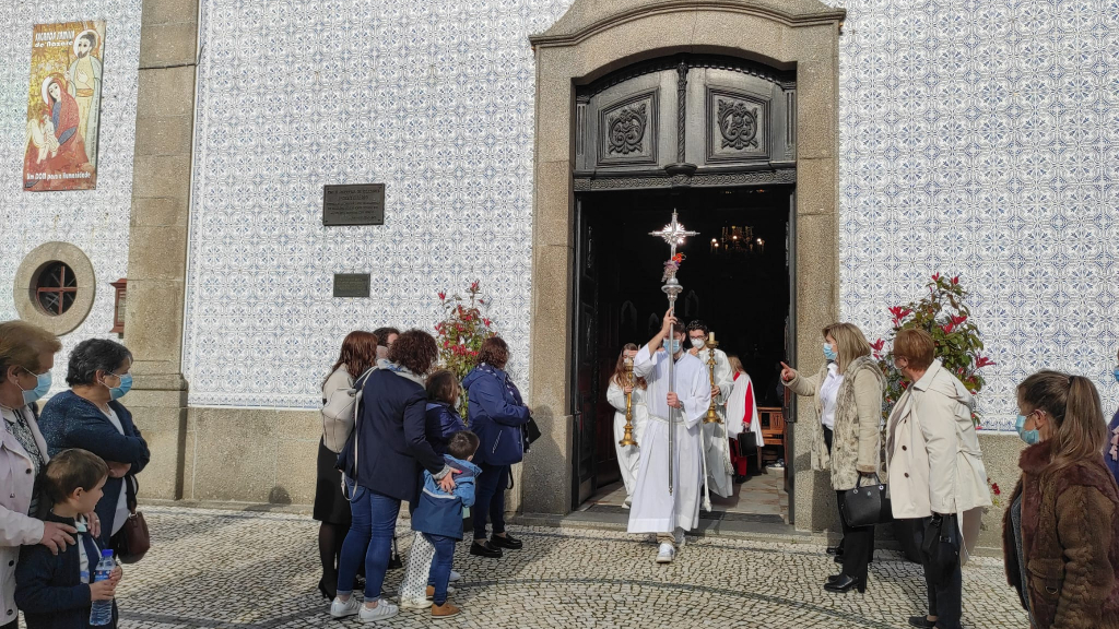 A cruz a sair da igreja rumo a casa dos gaienses