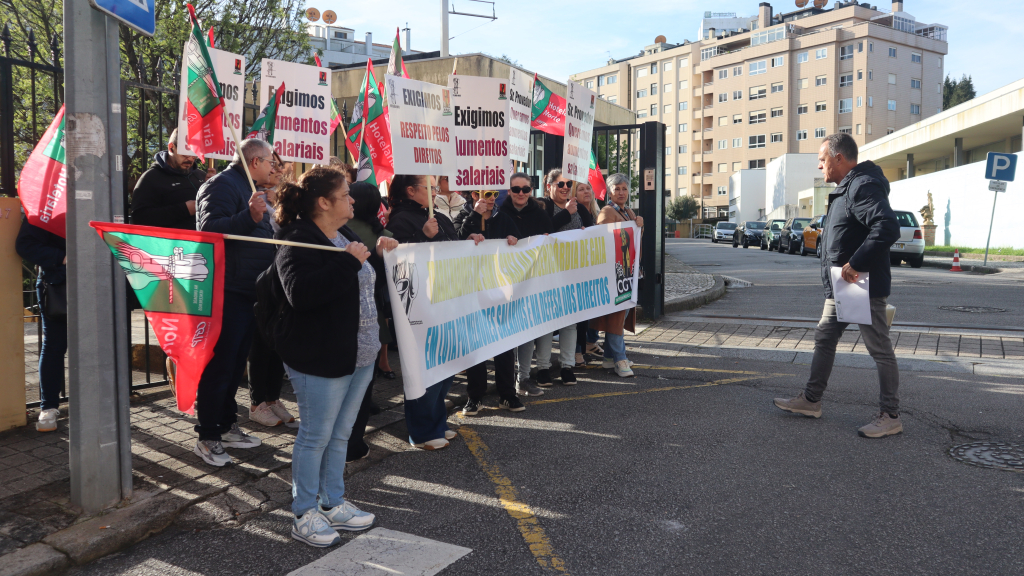 Os trabalhadores reivindicaram em frente ao Lar Almeida e Costa.