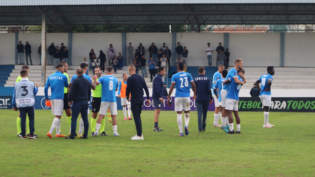 Euforia do Canelas após o penálti da vitória sobre o GD Chaves.  O clube da Liga Portugal viu o guarda-redes canelense João Matos brilhar e cumprir o 10.º jogo da Taça de Portugal sem sofrer golos.