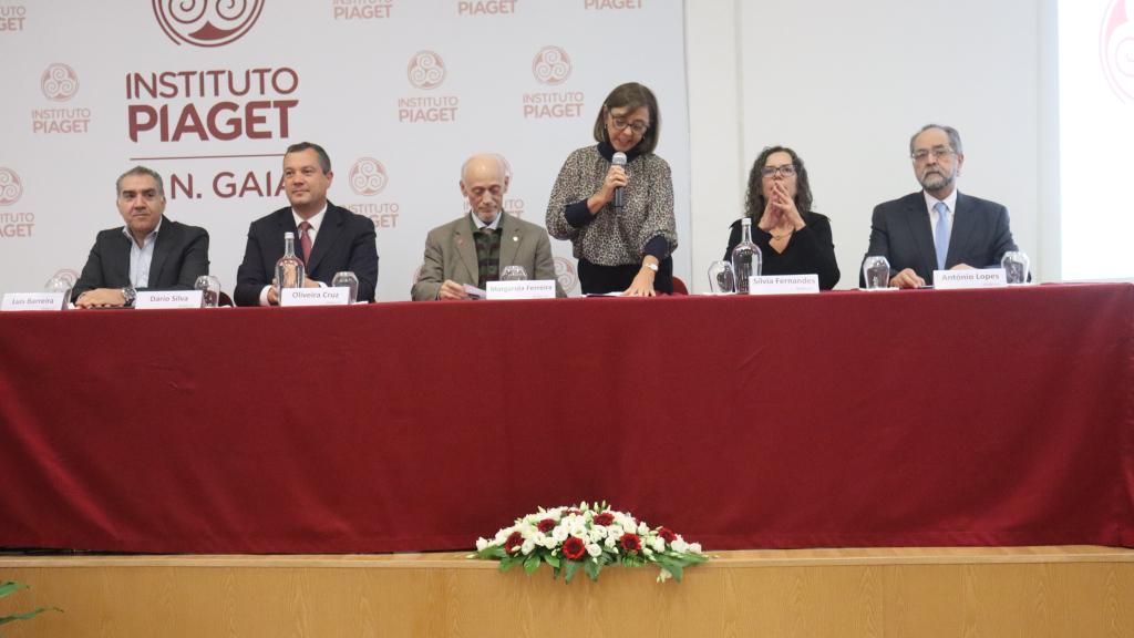 Margarida Ferreira é a atual diretora da escola.