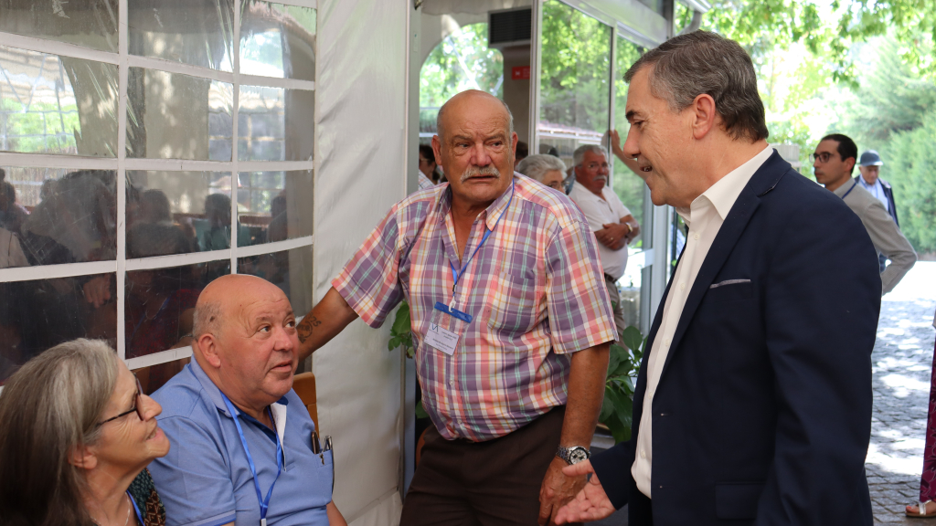 Serafim Teixeira e os seniores partilharam várias ideias .