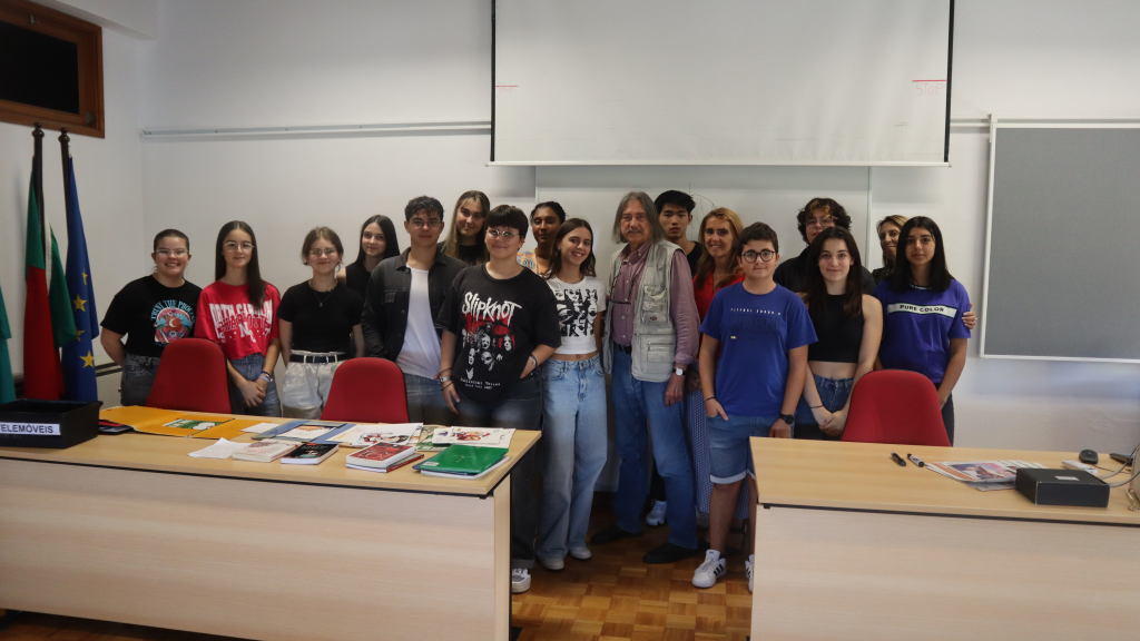 Cartunista Onofre Varela com a equipa da ES Diogo Macedo que irá preparar jornal para o ‘Melhor Escola’