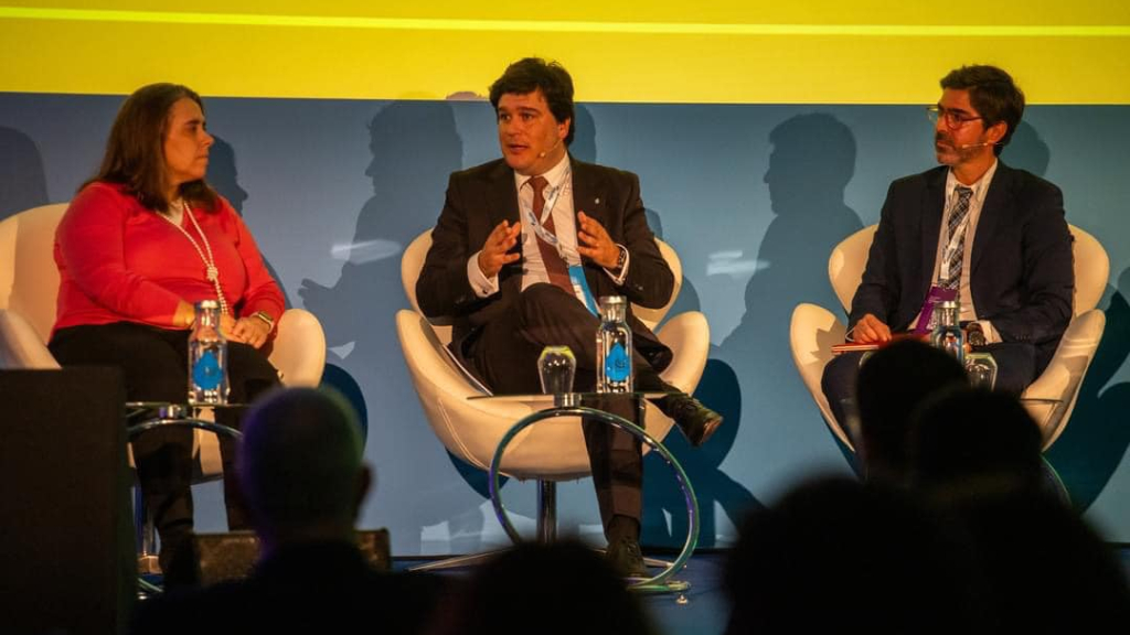 Miguel Lemos Rodrigues, presidente da Àguas de Gaia, ao centro.