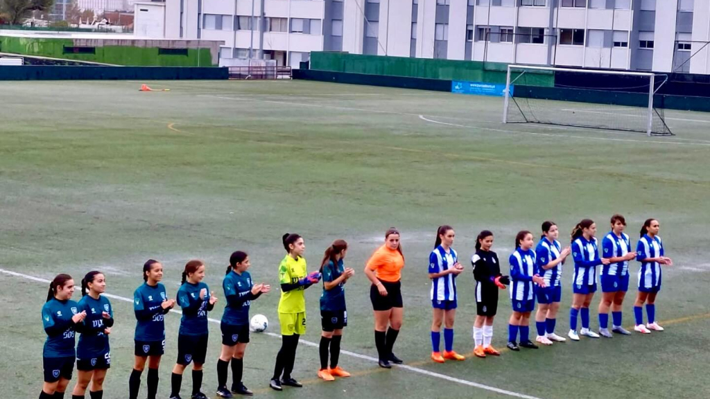 Iniciadas femininas do Coimbrões em estreia absoluta na receção ao Oliveira do Douro, em futebol de sete.