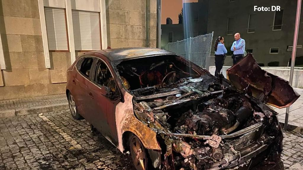 Carro incendiado - Foto DR